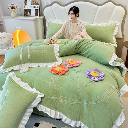 91家纺网 家纺一手货源 找家纺 （总）2025秋冬新款9斤重法式公主风高克重牛奶绒四件套刺绣贴布绣牛奶绒床裙款四件套绒床盖款四件套