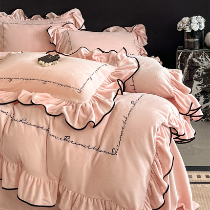 91家纺网 家纺一手货源 找家纺 （总）宇航家纺 2025新款轻奢风荷叶边牛奶绒绣花四件套