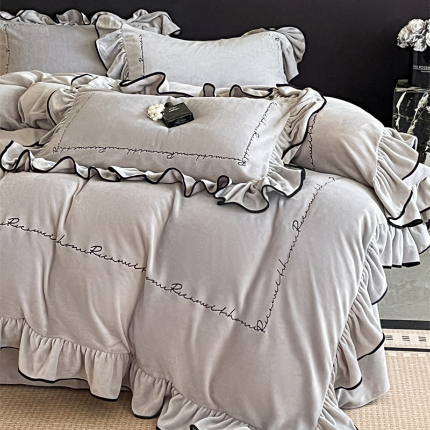 91家纺网 家纺一手货源 找家纺 （总）宇航家纺 2025新款轻奢风荷叶边牛奶绒绣花四件套