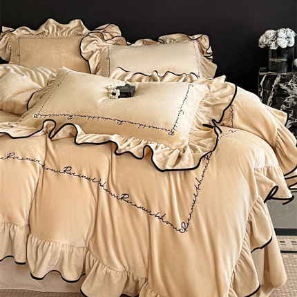 91家纺网 家纺一手货源 找家纺 宇航家纺 2025新款轻奢风荷叶边牛奶绒绣花四件套 艾薇—卡其