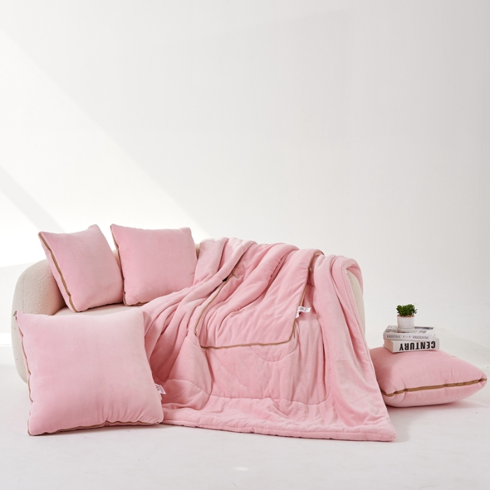 91家纺网 家纺一手货源 找家纺 照世家纺 2024新款牛奶绒纯色抱枕被（控价68/89/129/169/219） 浅粉