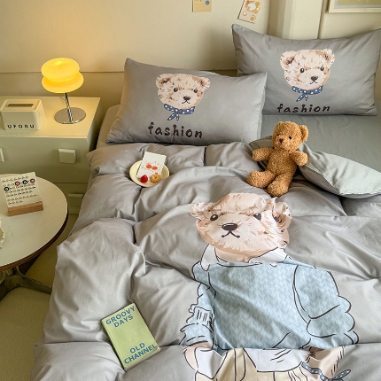 91家纺网 家纺一手货源 找家纺 （总）经年 2025新款  专版花型 40S-13372大版全棉卡通四件套-小熊比尔