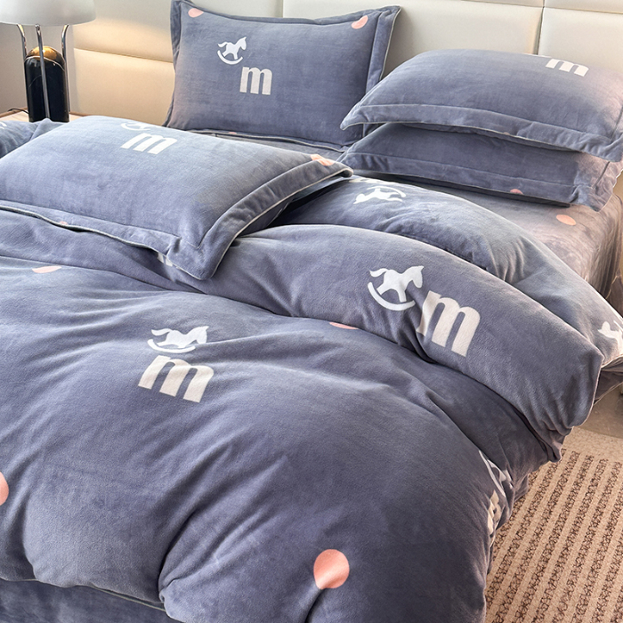 91家纺网 家纺一手货源 找家纺 尚品凤凰2025新款高克重印花牛奶绒四件套-工艺款 马到成功-蓝灰