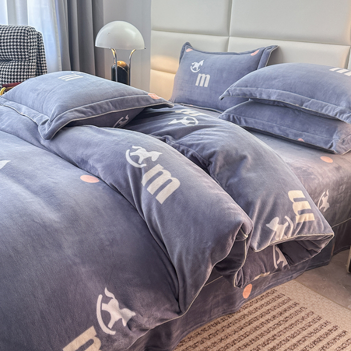 91家纺网 家纺一手货源 找家纺 尚品凤凰2025新款高克重印花牛奶绒四件套-工艺款 马到成功-蓝灰