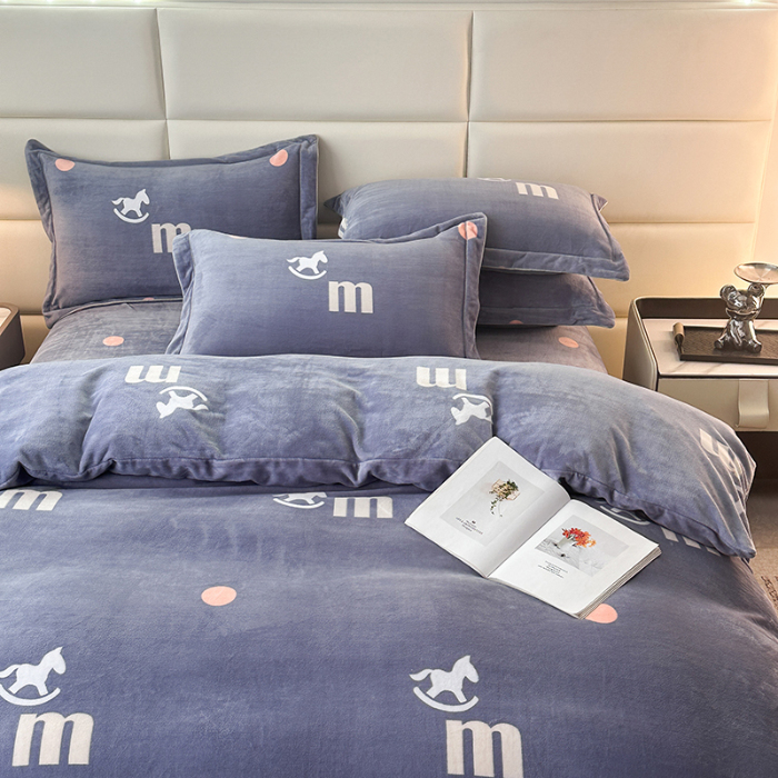 91家纺网 家纺一手货源 找家纺 尚品凤凰2025新款高克重印花牛奶绒四件套-工艺款 马到成功-蓝灰