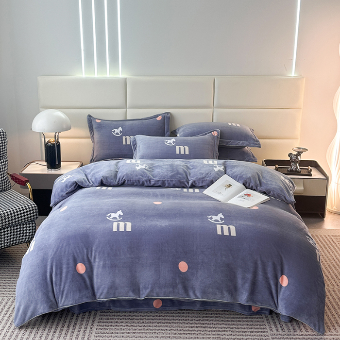 91家纺网 家纺一手货源 找家纺 尚品凤凰2025新款高克重印花牛奶绒四件套-工艺款 马到成功-蓝灰