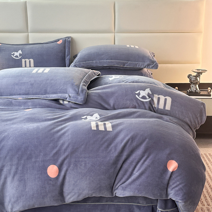 91家纺网 家纺一手货源 找家纺 尚品凤凰2025新款高克重印花牛奶绒四件套-工艺款 马到成功-蓝灰
