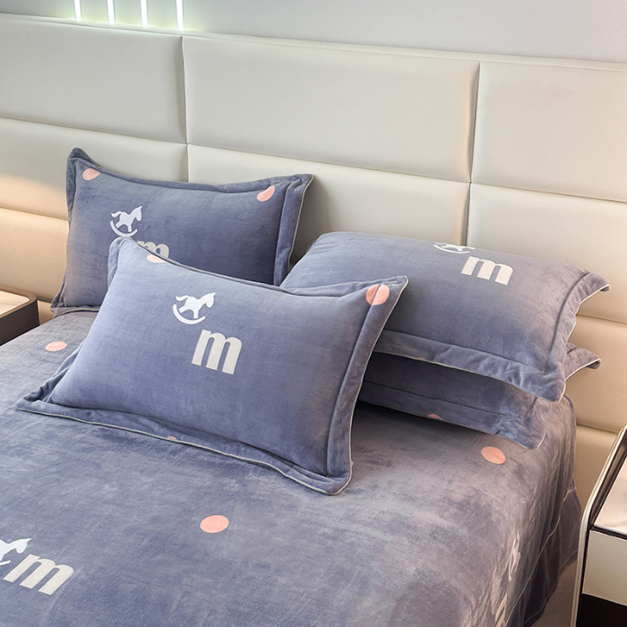 91家纺网 家纺一手货源 找家纺 尚品凤凰2025新款高克重印花牛奶绒四件套-工艺款 马到成功-蓝灰