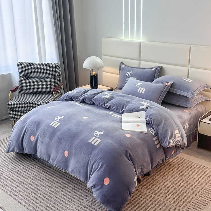 91家纺网 家纺一手货源 找家纺 尚品凤凰2025新款高克重印花牛奶绒四件套-工艺款 马到成功-蓝灰