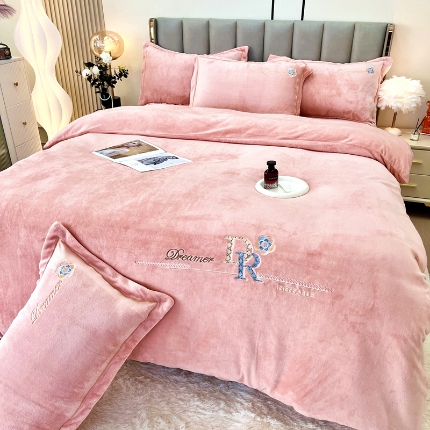 91家纺网 家纺一手货源 找家纺 （总）鑫利来家纺 2025新款牛奶绒四件套绣花加厚牛奶绒保暖四件套