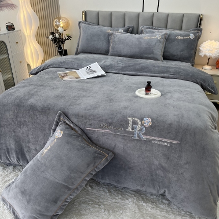 91家纺网 家纺一手货源 找家纺 （总）鑫利来家纺 2025新款牛奶绒四件套绣花加厚牛奶绒保暖四件套