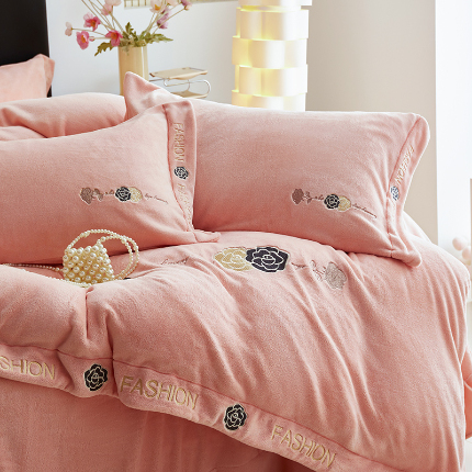 91家纺网 家纺一手货源 找家纺 舒梦琪家纺 2024新款加厚4公斤牛奶绒纯色刺绣床单款四件套 粉色