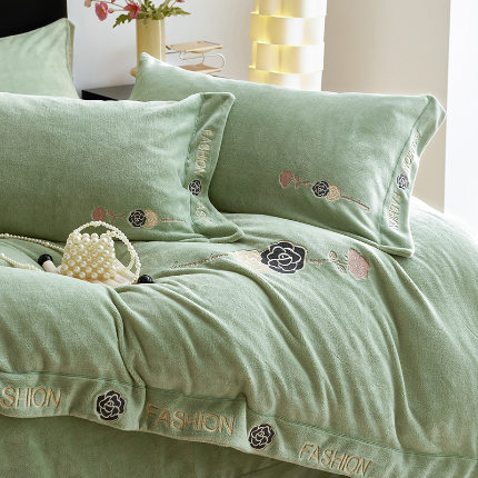 91家纺网 家纺一手货源 找家纺 舒梦琪家纺 2024新款加厚4公斤牛奶绒纯色刺绣床单款四件套 绿色