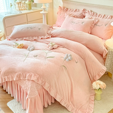 91家纺网 家纺一手货源 找家纺 （总）2025秋冬新款230g立体花朵全消光牛奶绒床盖四件套11斤重加厚婴儿绒法莱绒床裙款床盖款四件套
