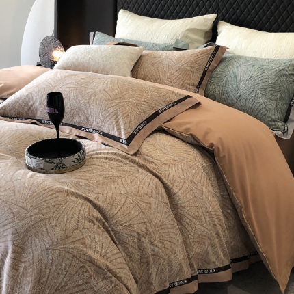 91家纺网 家纺一手货源 找家纺 薏思家纺 2025新款全棉生态磨毛--数码印花双飞边-神秘之境系列Mysterious 挪威-卡其