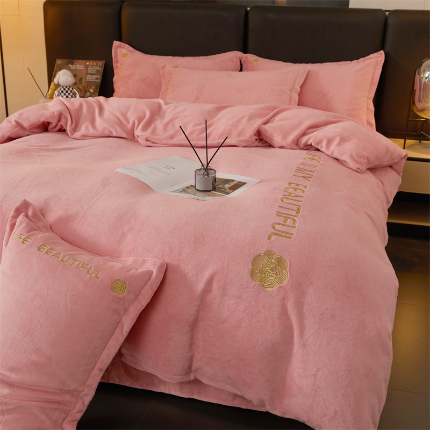 91家纺网 家纺一手货源 找家纺 招财狼家纺  2024新款7斤高克重牛奶绒刺绣四件套 山茶花-公主粉