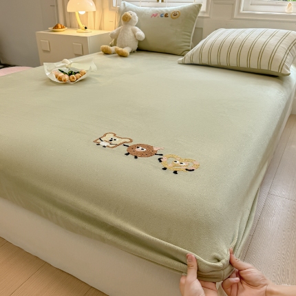 91家纺网 家纺一手货源 找家纺 （总）布柔 2024新款ins风小清新毛巾绣高克重牛奶绒奶油条纹单床笠