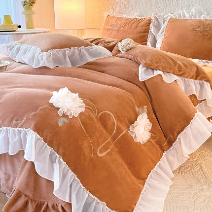 91家纺网 家纺一手货源 找家纺 （总）苏米娜2024秋冬新款230g法式公主粉少女心牛奶绒四件套法莱绒金貂绒兔兔绒牛奶绒床裙款四件套绒床盖款四件套