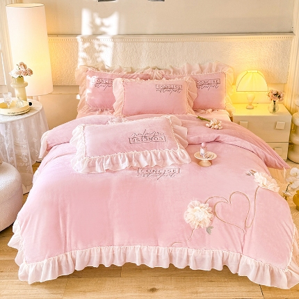 91家纺网 家纺一手货源 找家纺 （总）苏米娜2024秋冬新款230g法式公主粉少女心牛奶绒四件套法莱绒金貂绒兔兔绒牛奶绒床裙款四件套绒床盖款四件套