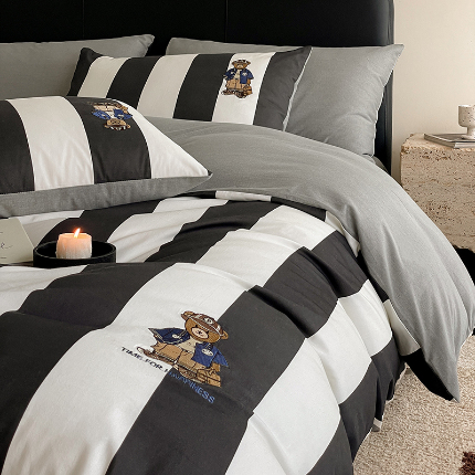 91家纺网 家纺一手货源 找家纺 红嘴企鹅 2025新款刺绣全棉纯棉生态磨毛加厚四件套 学院熊-黑条纹
