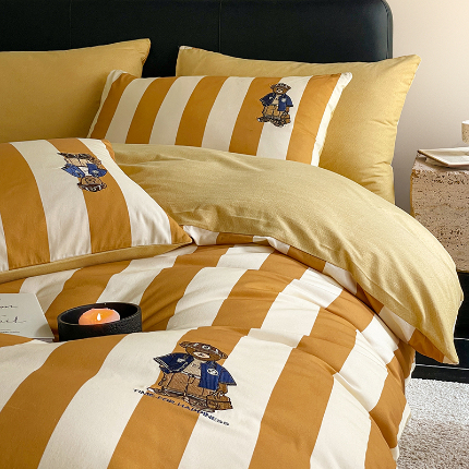 91家纺网 家纺一手货源 找家纺 红嘴企鹅 2025新款刺绣全棉纯棉生态磨毛加厚四件套 学院熊-黄条纹