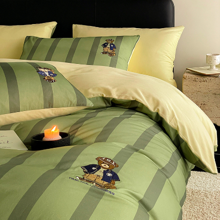 91家纺网 家纺一手货源 找家纺 红嘴企鹅 2025新款刺绣全棉纯棉生态磨毛加厚四件套 学院熊-绿条纹