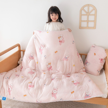 91家纺网 家纺一手货源 找家纺 心卓 2025年新款直播针织棉儿童学生成人春秋被冬被加厚被芯四季款 蛋糕兔