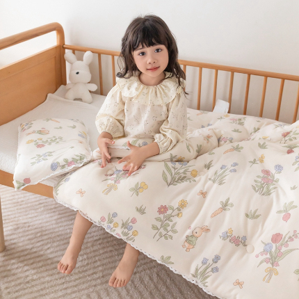 91家纺网 家纺一手货源 找家纺 心卓 2025年新款直播针织棉儿童学生成人春秋被冬被加厚被芯四季款 花花世界