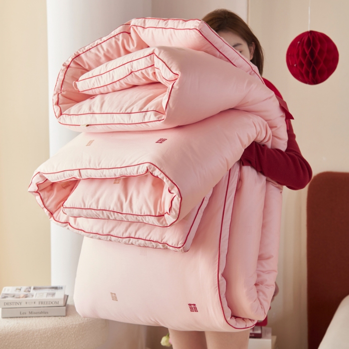 91家纺网 家纺一手货源 找家纺 2024新款100支长绒棉大提花婚庆被全棉喜被禾素抗菌防螨乔迁结婚大红被子 吾家有喜粉