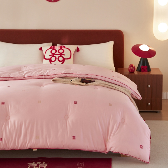 91家纺网 家纺一手货源 找家纺 2024新款100支长绒棉大提花婚庆被全棉喜被禾素抗菌防螨乔迁结婚大红被子 吾家有喜粉