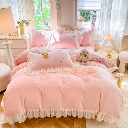 91家纺网 家纺一手货源 找家纺 （总）苏米娜2024秋冬新款法式公主风少女心牛奶绒四件套立体贴布绣花绒蝴蝶刺绣床裙款四件套