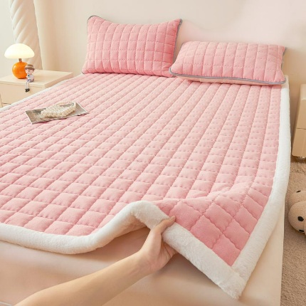 91家纺网 家纺一手货源 找家纺 （总）爱思凯家纺 2025新款暖绒边-牛奶绒夹棉床褥