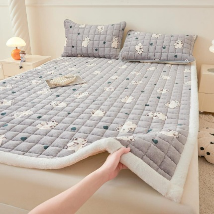 91家纺网 家纺一手货源 找家纺 （总）爱思凯家纺 2025新款暖绒边-牛奶绒夹棉床褥