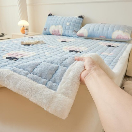 91家纺网 家纺一手货源 找家纺 （总）爱思凯家纺 2025新款暖绒边-牛奶绒夹棉床褥