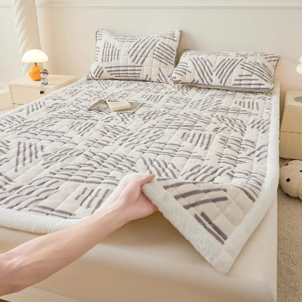 91家纺网 家纺一手货源 找家纺 （总）爱思凯家纺 2025新款暖绒边-牛奶绒夹棉床褥