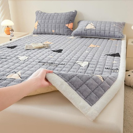 91家纺网 家纺一手货源 找家纺 （总）爱思凯家纺 2025新款暖绒边-牛奶绒夹棉床褥