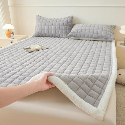 91家纺网 家纺一手货源 找家纺 （总）爱思凯家纺 2025新款暖绒边-牛奶绒夹棉床褥