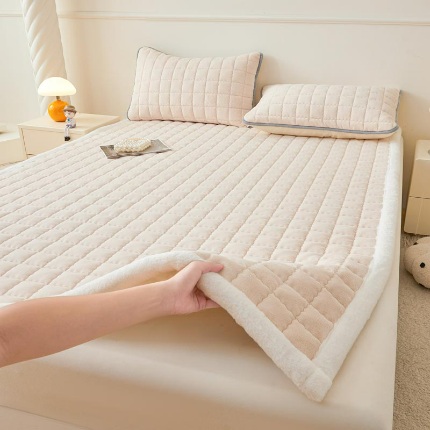 91家纺网 家纺一手货源 找家纺 （总）爱思凯家纺 2025新款暖绒边-牛奶绒夹棉床褥