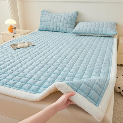 91家纺网 家纺一手货源 找家纺 （总）爱思凯家纺 2025新款暖绒边-牛奶绒夹棉床褥