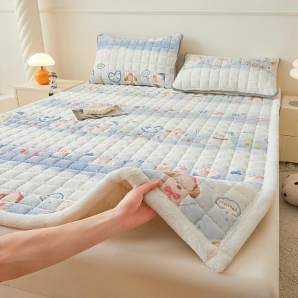 91家纺网 家纺一手货源 找家纺 （总）爱思凯家纺 2025新款暖绒边-牛奶绒夹棉床褥