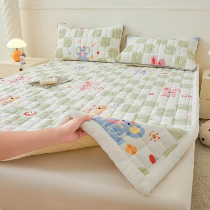 91家纺网 家纺一手货源 找家纺 （总）爱思凯家纺 2025新款暖绒边-牛奶绒夹棉床褥