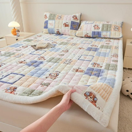 91家纺网 家纺一手货源 找家纺 （总）爱思凯家纺 2025新款暖绒边-牛奶绒夹棉床褥