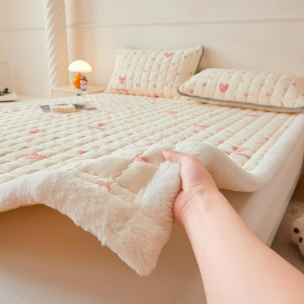 91家纺网 家纺一手货源 找家纺 （总）爱思凯家纺 2025新款暖绒边-牛奶绒夹棉床褥