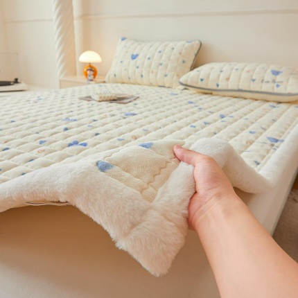 91家纺网 家纺一手货源 找家纺 （总）爱思凯家纺 2025新款暖绒边-牛奶绒夹棉床褥