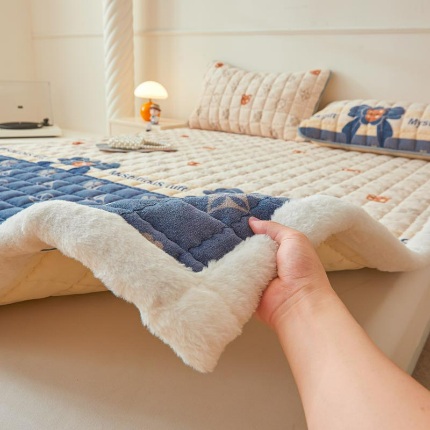 91家纺网 家纺一手货源 找家纺 （总）爱思凯家纺 2025新款暖绒边-牛奶绒夹棉床褥