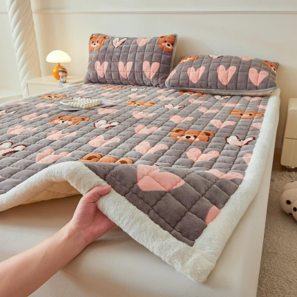 91家纺网 家纺一手货源 找家纺 （总）爱思凯家纺 2025新款暖绒边-牛奶绒夹棉床褥