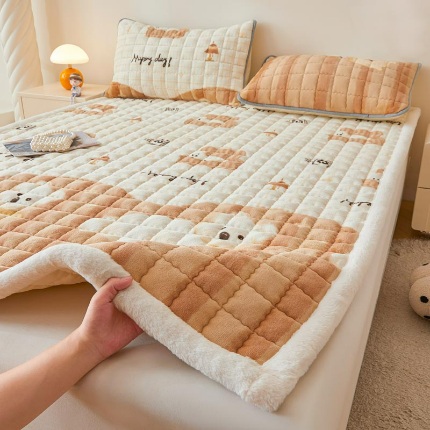 91家纺网 家纺一手货源 找家纺 （总）爱思凯家纺 2025新款暖绒边-牛奶绒夹棉床褥