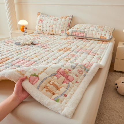 91家纺网 家纺一手货源 找家纺 （总）爱思凯家纺 2025新款暖绒边-牛奶绒夹棉床褥