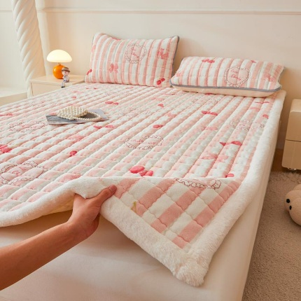 91家纺网 家纺一手货源 找家纺 （总）爱思凯家纺 2025新款暖绒边-牛奶绒夹棉床褥