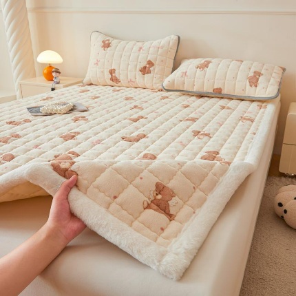 91家纺网 家纺一手货源 找家纺 （总）爱思凯家纺 2025新款暖绒边-牛奶绒夹棉床褥